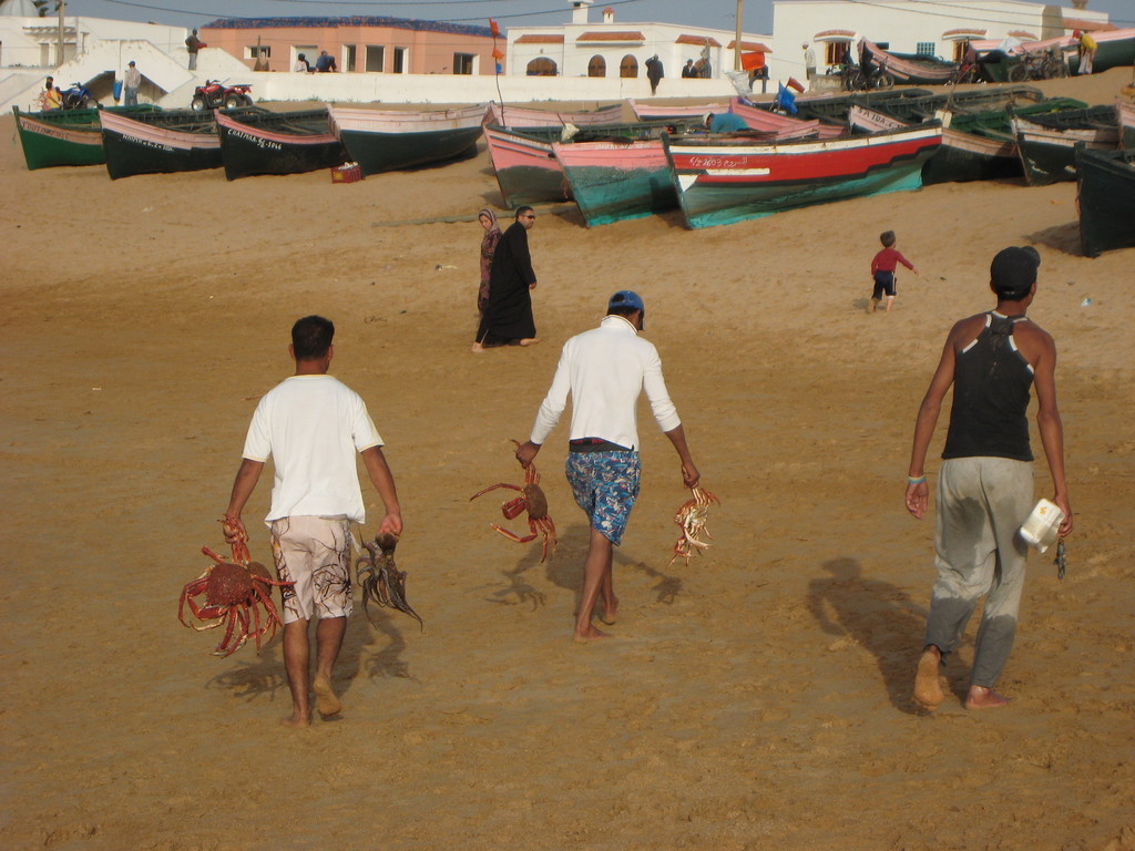 018-fishermen-carry-catch-along-beach.JPG